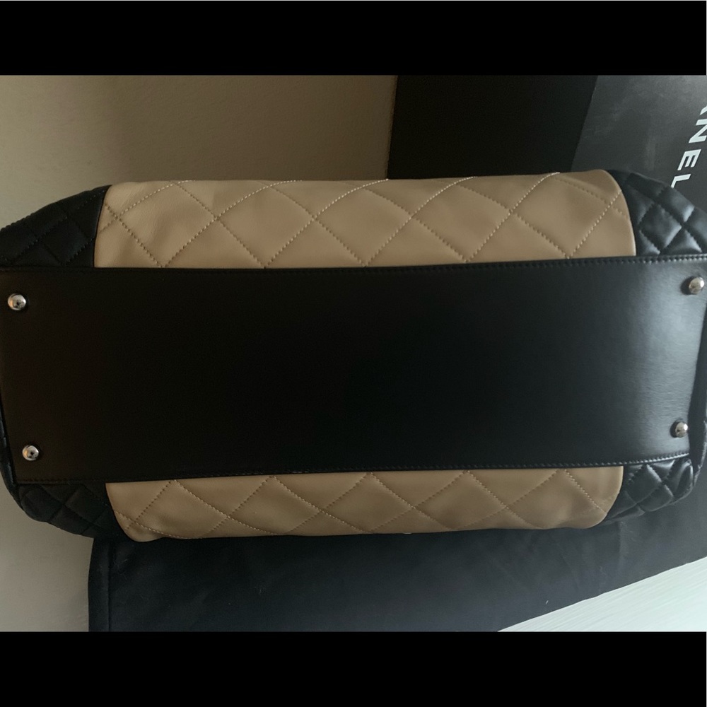 Chanel Handbag - Picture 6 of 8
